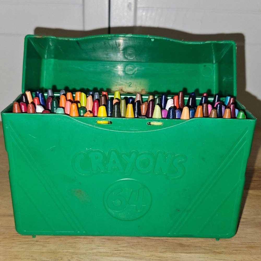 Crayola 64 Count Crayons with Green Plastic Storage Case and Built-in Sharpener